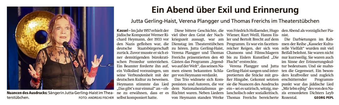 Zeitungsausschnitt mit der Überschrift „Ein Abend über Exil und Erinnerung“ und einem Foto einer Sängerin am Mikrofon im Theaterstübchen.